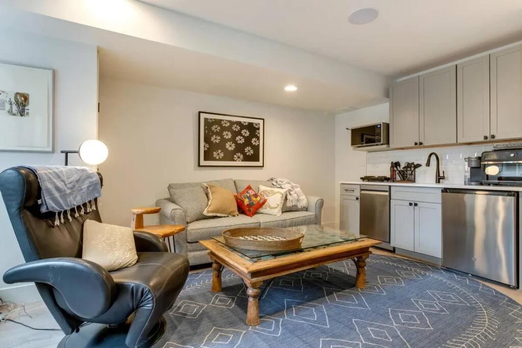 Brand New Two Room Apartment Building On A Park 덴버 외부 사진