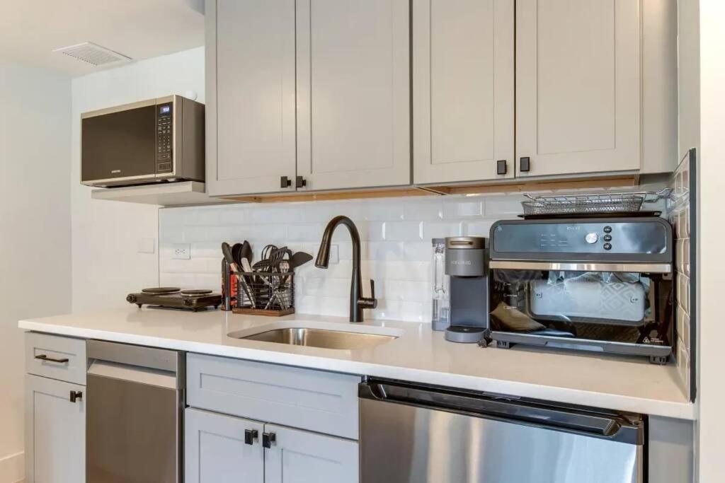 Brand New Two Room Apartment Building On A Park 덴버 외부 사진