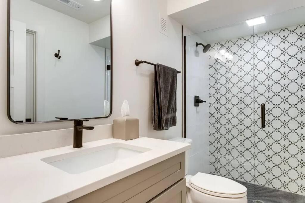 Brand New Two Room Apartment Building On A Park 덴버 외부 사진