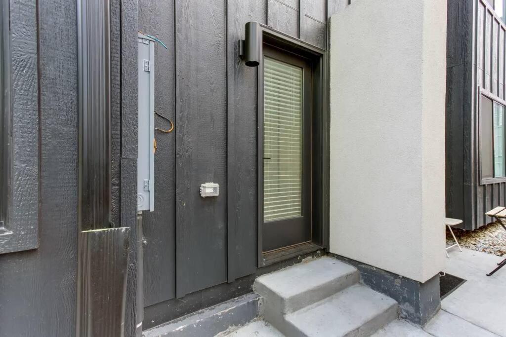 Brand New Two Room Apartment Building On A Park 덴버 외부 사진